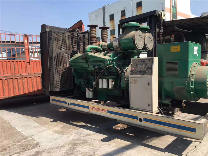 浈江如何判断柴油发电机组的机油温度是否达到了合适的预热温度？